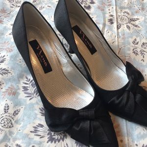 Nina New York black satin pump